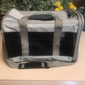 Pet carrier airport approved